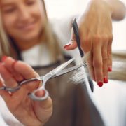 Cuáles son los mejores días para cortar el cabello en noviembre 2024