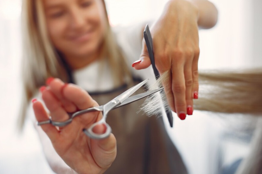Cuáles son los mejores días para cortar el cabello en noviembre 2024