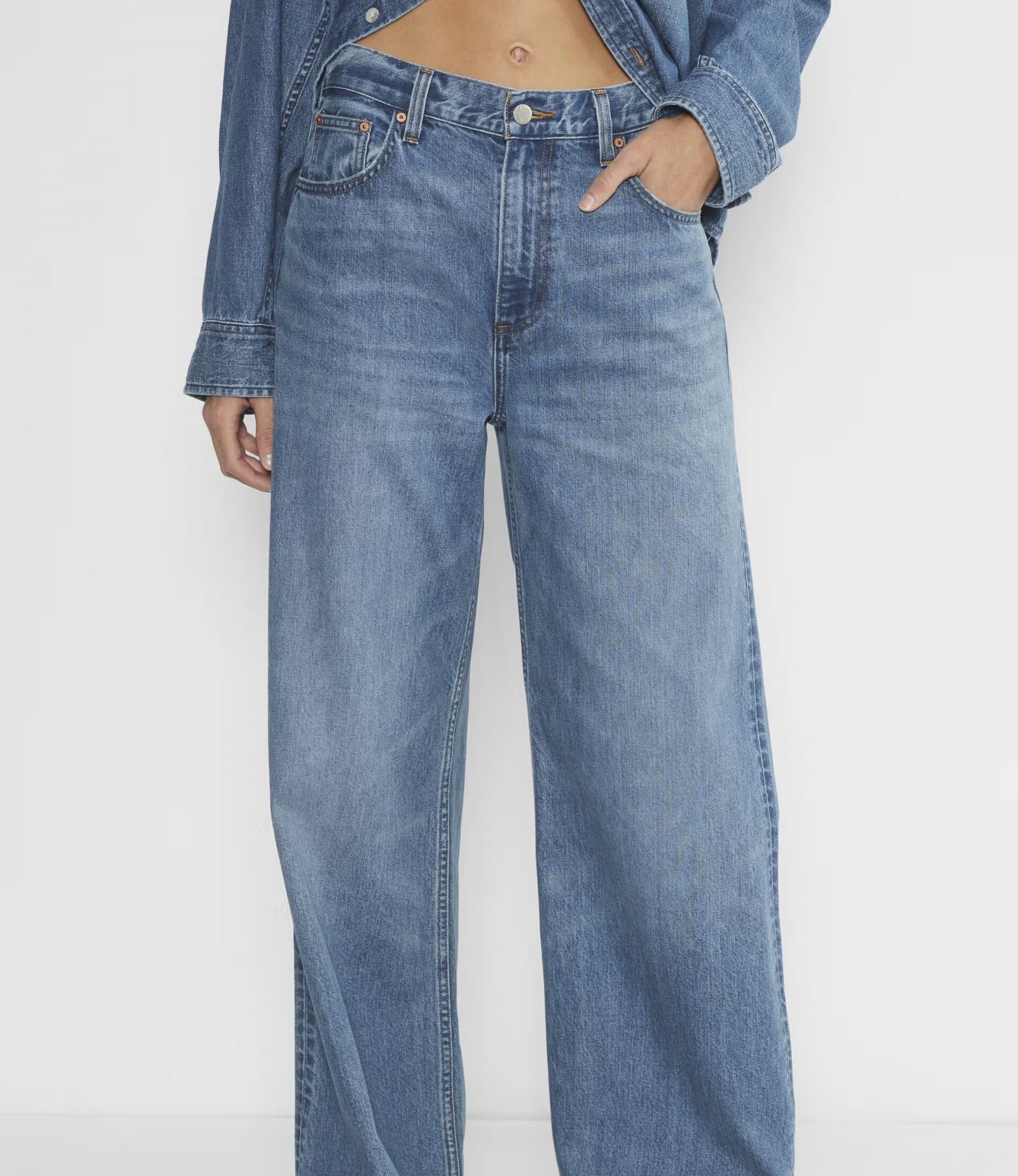 Los jeans acampanados son cómodos y versátiles. Nos ofrecen decenas de posibilidades para crear looks que se adapten a nuestras necesidades.