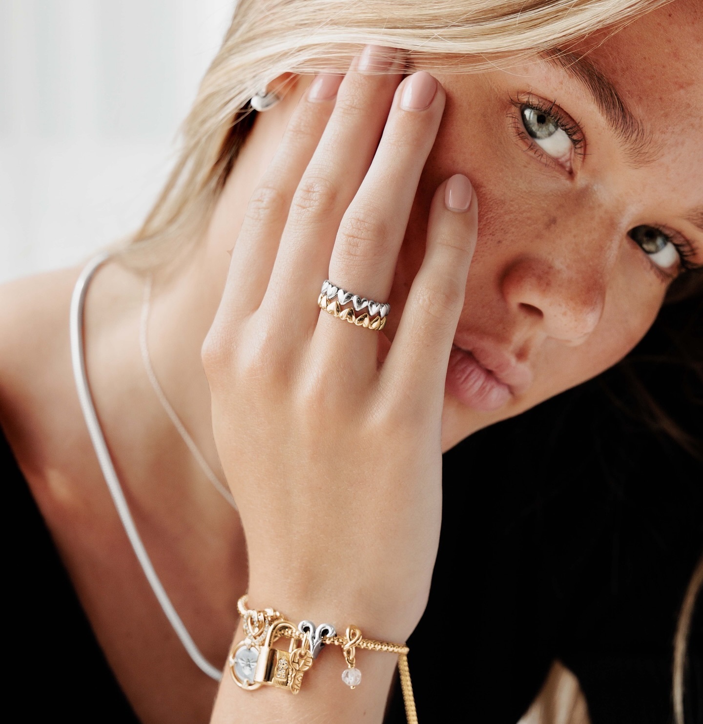 Estas son las piezas de joyería que estarán en tendencia para otoño-invierno 2024