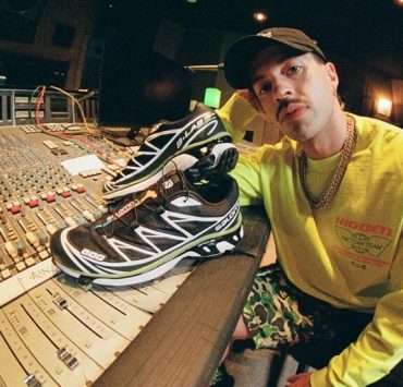 Los tenis Salomon que usó Feid para batir un Récord Guinness ¿Cuánto valen?