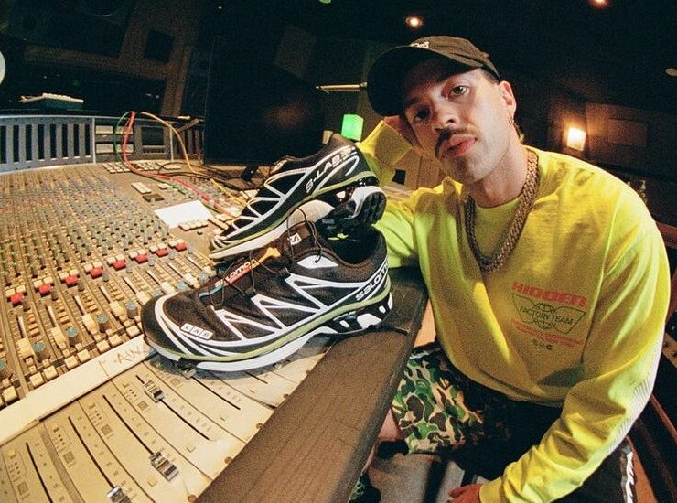 Los tenis Salomon que usó Feid para batir un Récord Guinness ¿Cuánto valen?