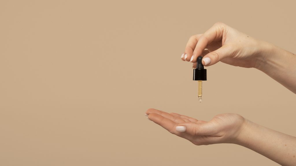 Los péptidos son una pieza clave para la regeneración. Su aplicación en cabello y cara mejoran su apariencia y salud.