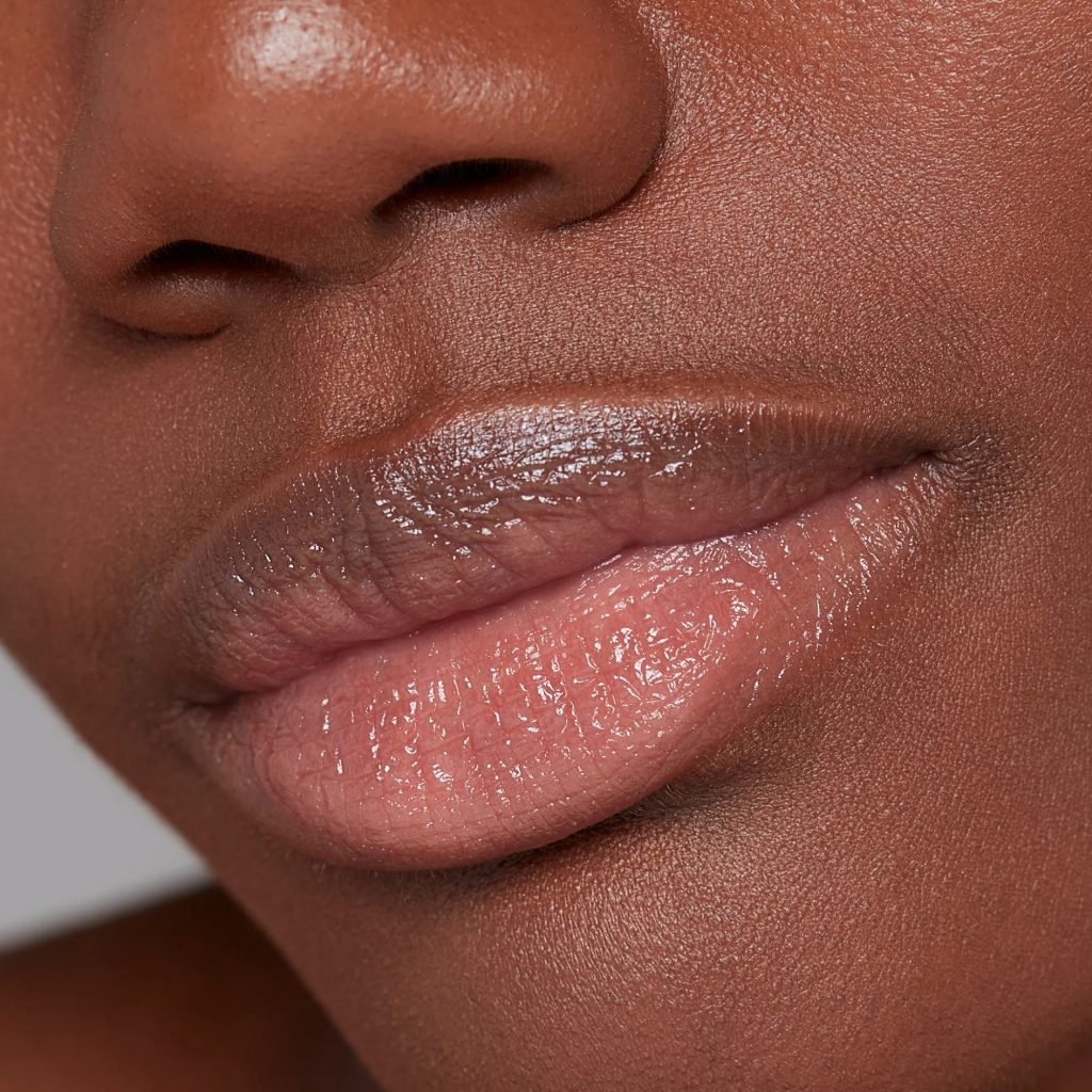 Los bálsamos labiales con color son perfectos para crear un buen clean look. Te contamos las ventajas de este producto cosmético.