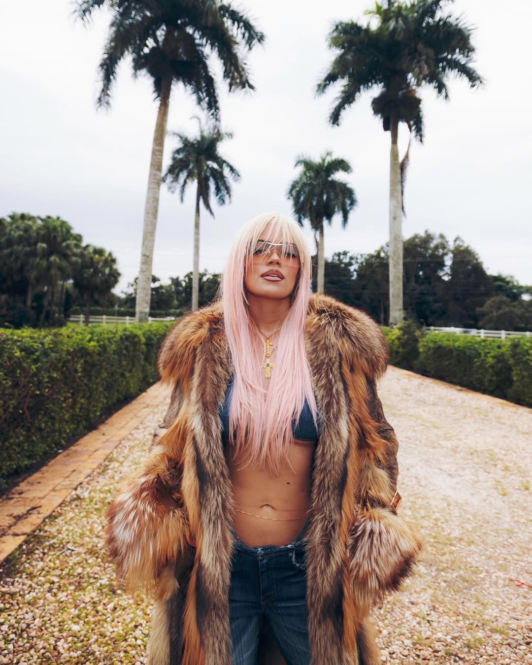 En su página de merch, Karol G tiene disponibles a la venta dos piezas para apoyar la causa. Todas las ganancias irán para YMCA Of Metropolitan Los Ángeles.