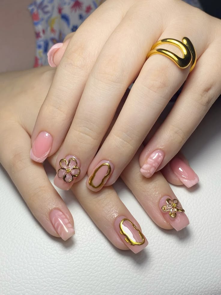 Desde efectos metálicos futuristas hasta la delicadeza de los cristales, las tendencias en manicura reflejan una fusión de arte, moda y tecnología.