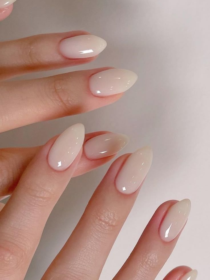Desde efectos metálicos futuristas hasta la delicadeza de los cristales, las tendencias en manicura reflejan una fusión de arte, moda y tecnología.