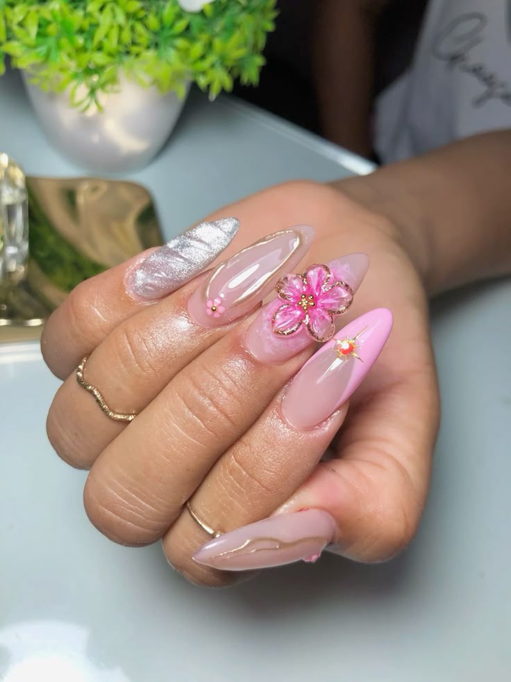 Desde efectos metálicos futuristas hasta la delicadeza de los cristales, las tendencias en manicura reflejan una fusión de arte, moda y tecnología.