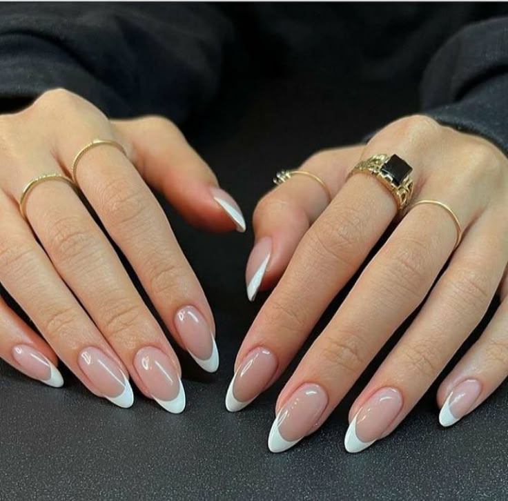 La clave para un look sofisticado es combinar sabiamente las uñas con joyas que potencien su belleza sin opacarla.