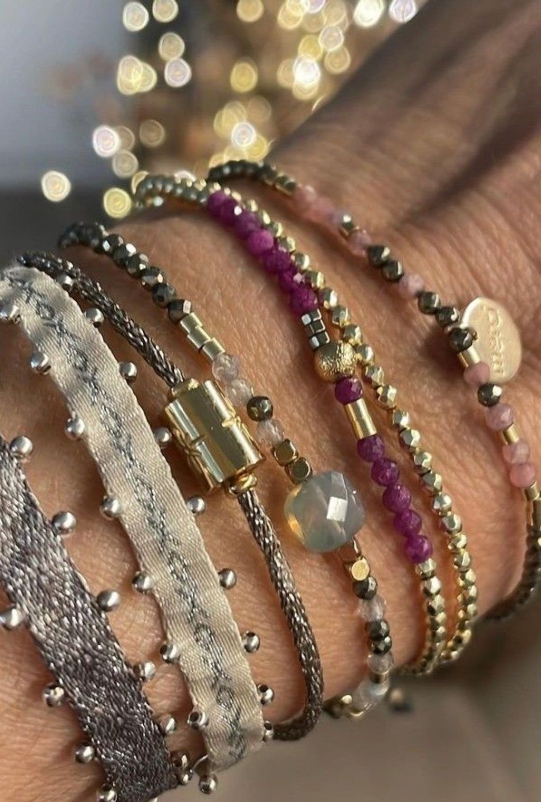 Chica usando muchas pulseras