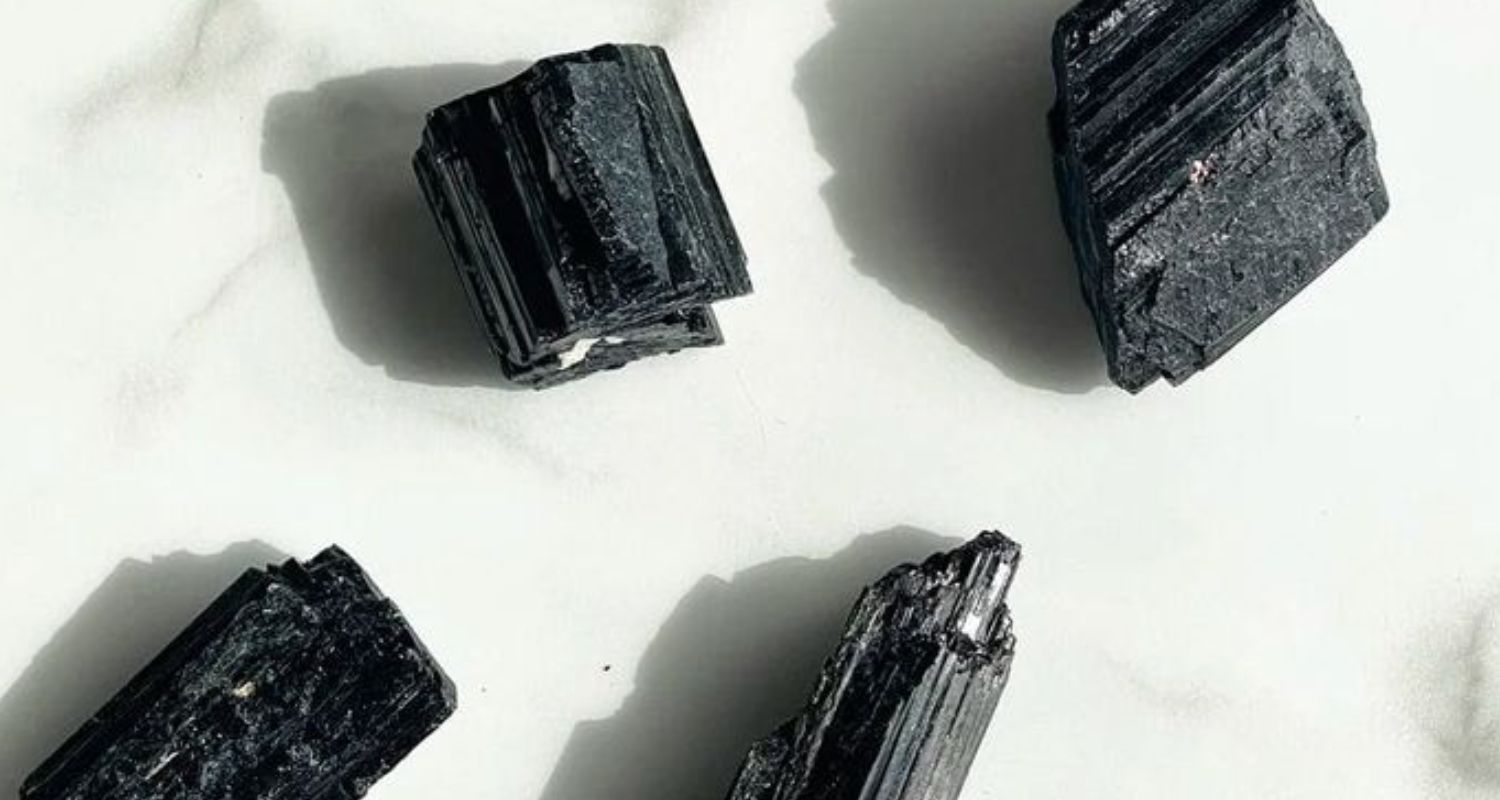Piedra turmalina negra en una mesa.