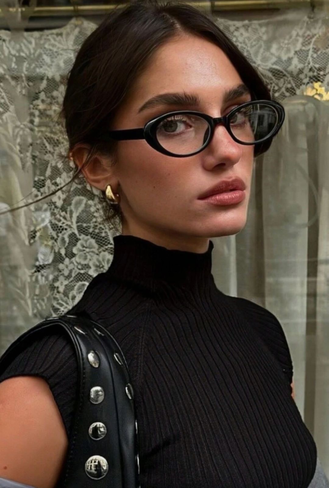 Mujer usando lentes de sol con montura estilo leopardo