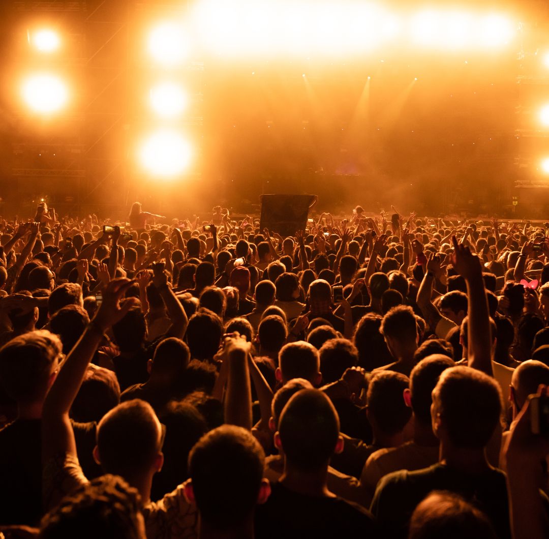 ¿Cuándo es el Baum Festival 2025? El Baum Festival 2025 se celebrará durante dos días en mayo en la ciudad de Bogotá. Aunque la fecha exacta aún no ha sido revelada, la organización ya anunció que la preventa Aval estará disponible desde este jueves a las 10:00 a. m. en eticket.co, por lo que se recomienda estar al tanto y comprar entradas lo antes posible. ¿Quién es el artista principal este año? El gran headliner de la edición número diez es Fatboy Slim, una leyenda del big beat que transformó la electrónica de los 90 y 2000 con himnos como Praise You y Right Here, Right Now. Su presencia es símbolo de celebración, trayectoria y pura energía sobre el escenario. ¿Qué otros artistas estarán en el Baum Festival 10? Esta edición reúne a verdaderos íconos del techno y el house, junto a talentos emergentes que están marcando tendencia. Algunos de los artistas confirmados son: Dubfire Ben Klock Claptone Danny Tenaglia Green Velvet Marcel Dettmann Carl Craig Sam Paganini B2B Len Faki ¿Qué nuevos talentos se presentarán? El festival también abrirá la pista a propuestas frescas y potentes, ideales para los oídos curiosos: DJ Gigola, que por fin aterriza en Bogotá Pegassi Horsegiirl DJ Heartstring Cloudy Pangaea, figura clave del Reino Unido y líder de Hessle Audio ¿Qué shows exclusivos habrá en esta edición? Entre los momentos únicos del Baum Festival 10, se destacan: Héctor Oaks B2B Rødhåd, un encuentro exclusivo para el festival Chris Liebing, con una fiesta intensa y sin filtros DJ Nobu, especialista en atmósferas hipnóticas Indira Paganotto, regresa como estandarte del techno moderno ¿Quiénes están detrás de la curaduría del cartel? La propuesta artística fue desarrollada junto a colectivos y plataformas clave de la escena global: 240km/h + Face 2 Face Blackworks Insurgentes Live From Earth RE.SET Toda la Noche Esta colaboración refleja el compromiso del Baum con la innovación, la diversidad sonora y la comunidad rave. ¿Dónde se compran las entradas? Las boletas estarán disponibles en eticket.co. La preventa Aval inicia el jueves a las 10:00 a. m., y se espera una alta demanda por tratarse de una edición conmemorativa. Si quieres asegurar tu lugar, es mejor estar puntual y listo para hacer clic.