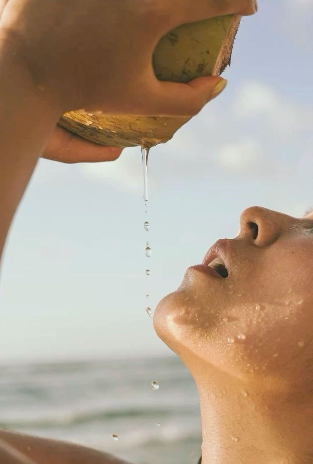 Agua de coco, tu nuevo elíxir natural.