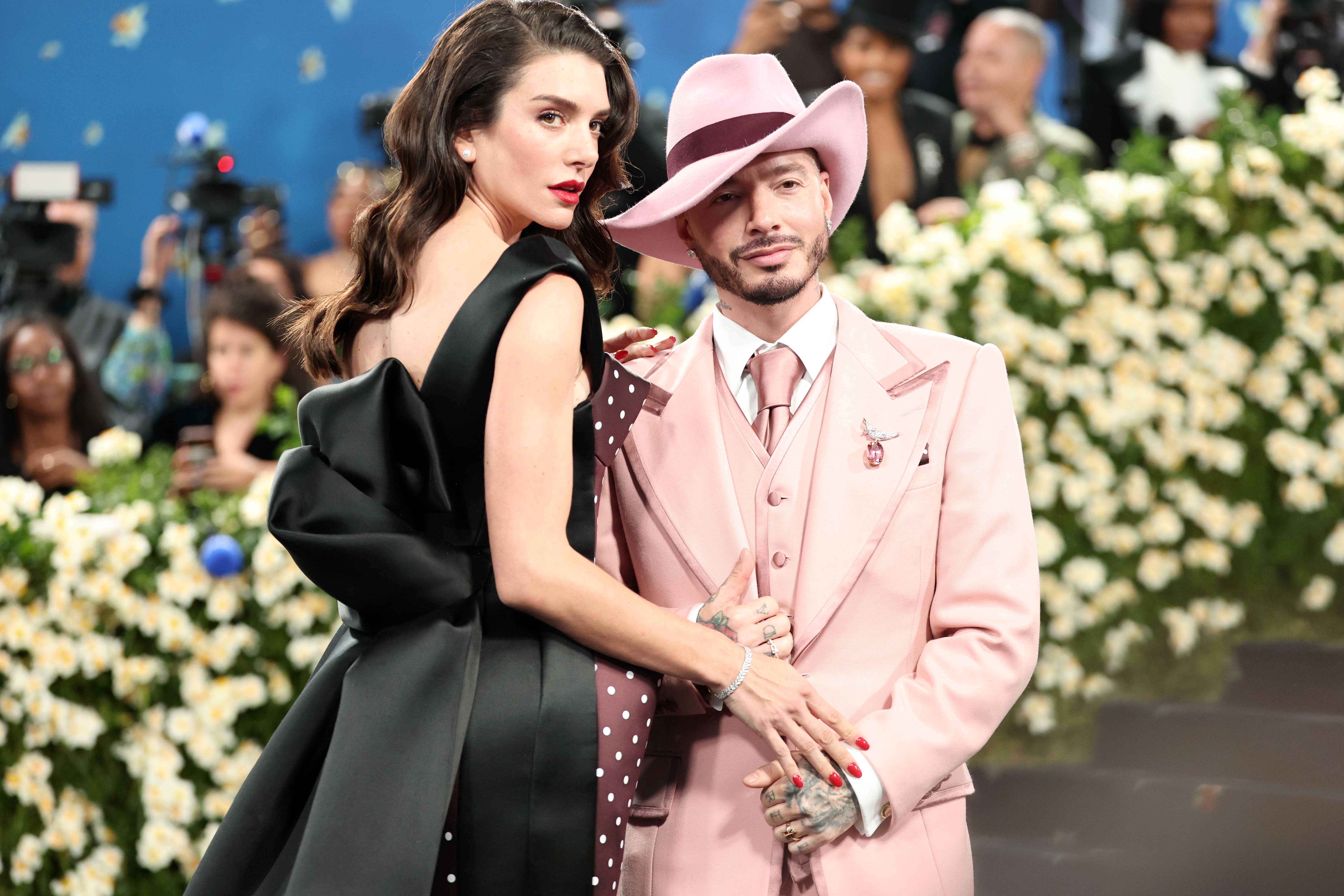 J Balvin y Valentina Ferrer asistieron a la Met Gala del 2025 luciendo piezas de Marc Jacobs