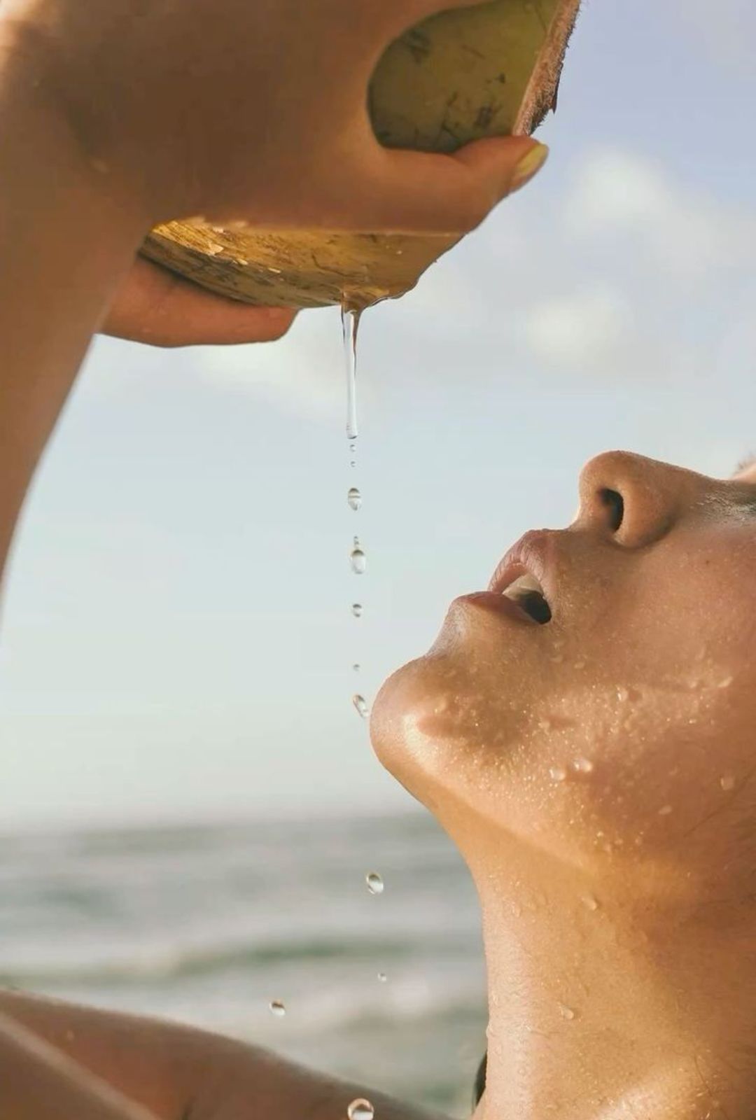 Agua de coco, tu nuevo elíxir natural.