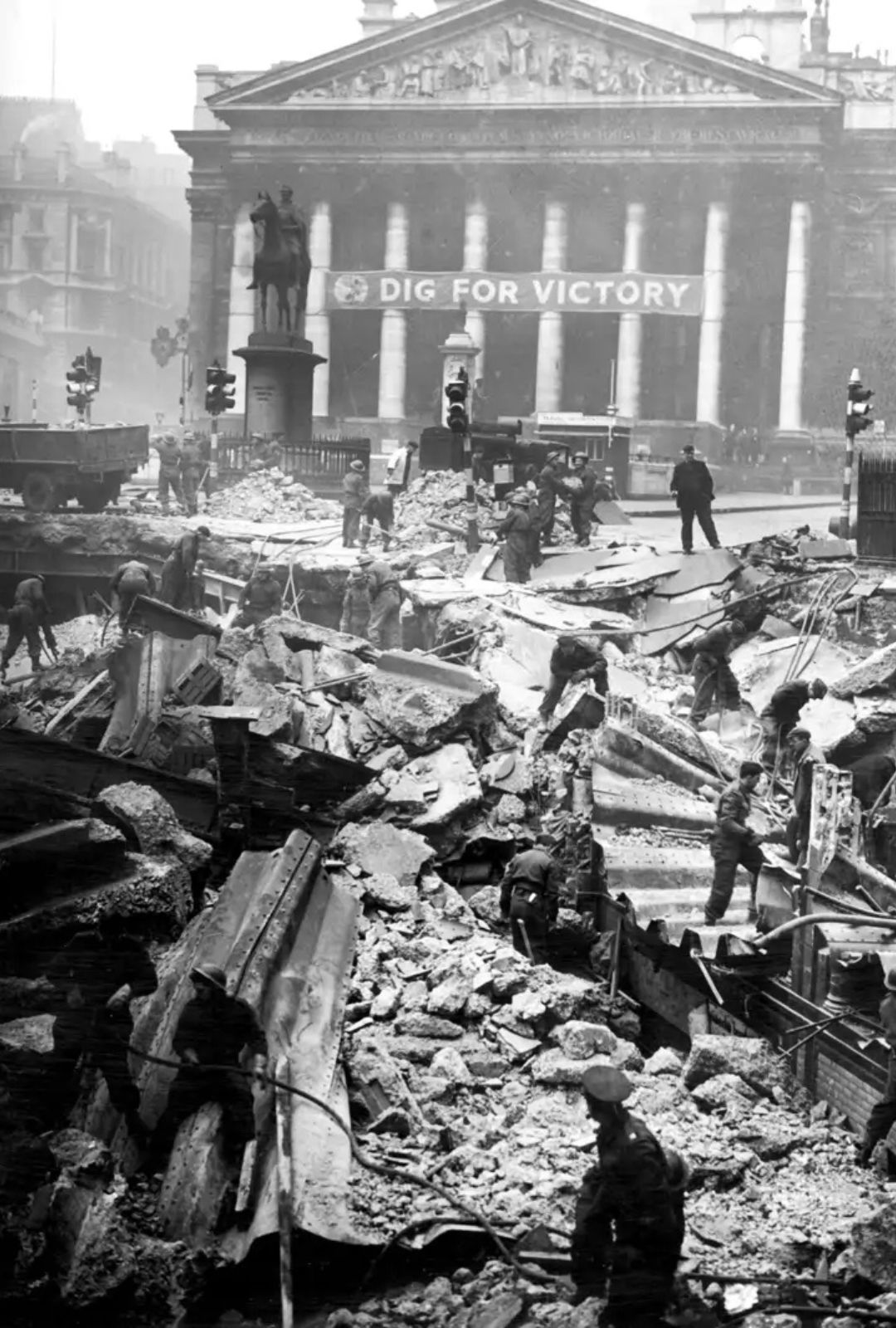 Londres resistió noches de terror, pero su espíritu nunca se quebró.