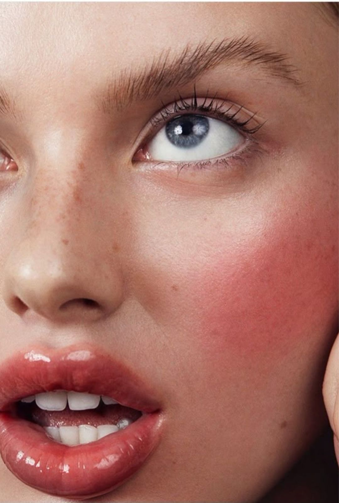 Las messy brows celebran la belleza real: cejas tupidas, libres y modernas.
