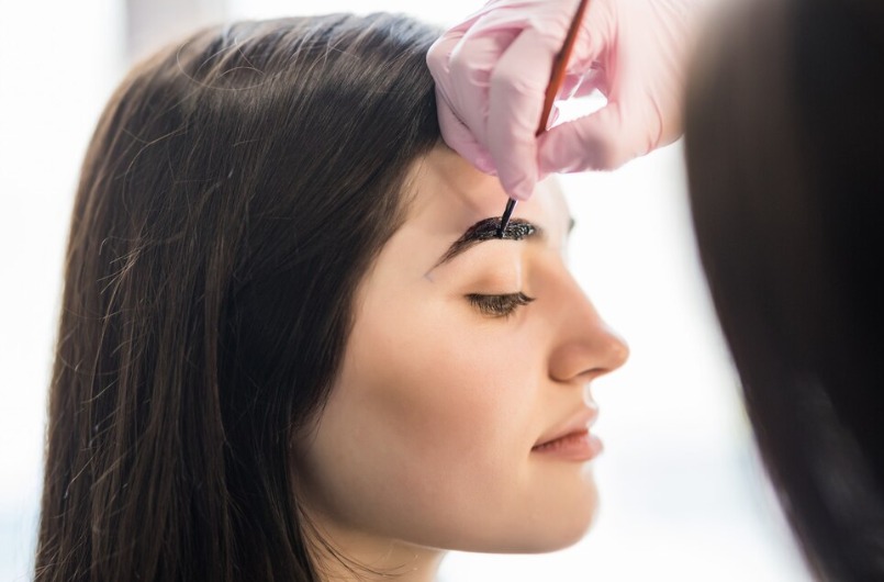 El laminado de cejas alinea y define los vellos para lograr un efecto natural y duradero.