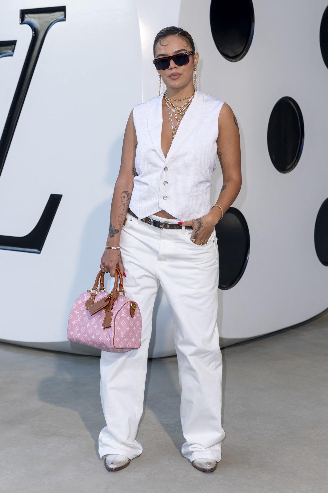 Pharrell Williams invitó a Karol G a la presentación del desfile de su colección masculina, primavera-verano, para Louis Vuitton.
