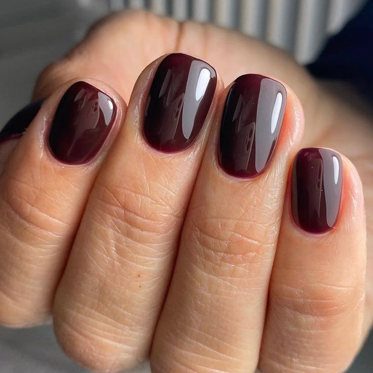 Uñas cherry mocha: el tono elegante y versátil que marca tendencia en manicura