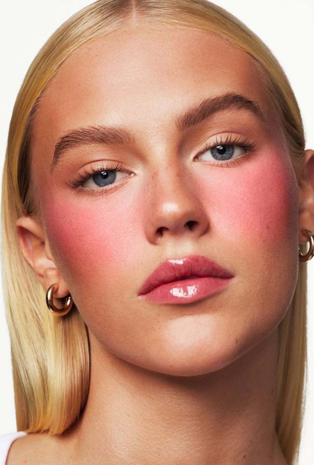 ¿Qué es la blush blindness y por qué aplicas tanto colorete?