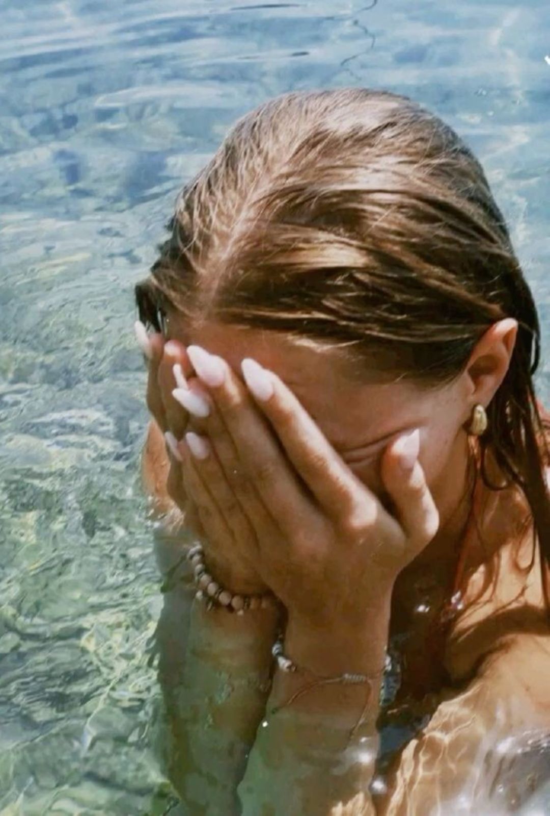 ¿El agua salada daña el cabello? Cómo proteger tu pelo del mar