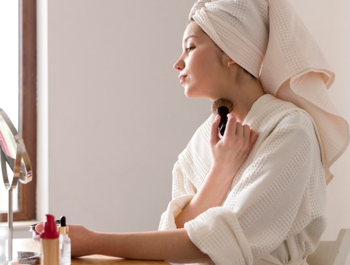 Bruma facial cómo aplicarla para lograr un efecto glow natural