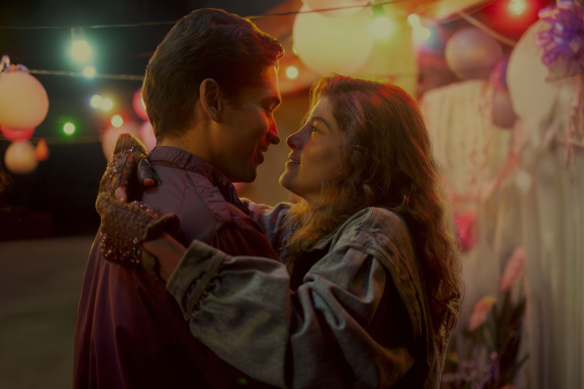 Delirio llega a Netflix. La serie, inspirada en el libro homónimo de Laura Restrepo, cuenta con un impresionante elenco y una producción de grandes magnitudes.