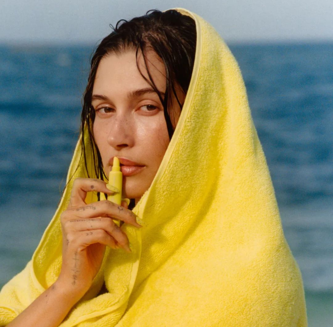 Hailey Bieber lanza Lemontini, el nuevo labial de Rhode con aroma a verano