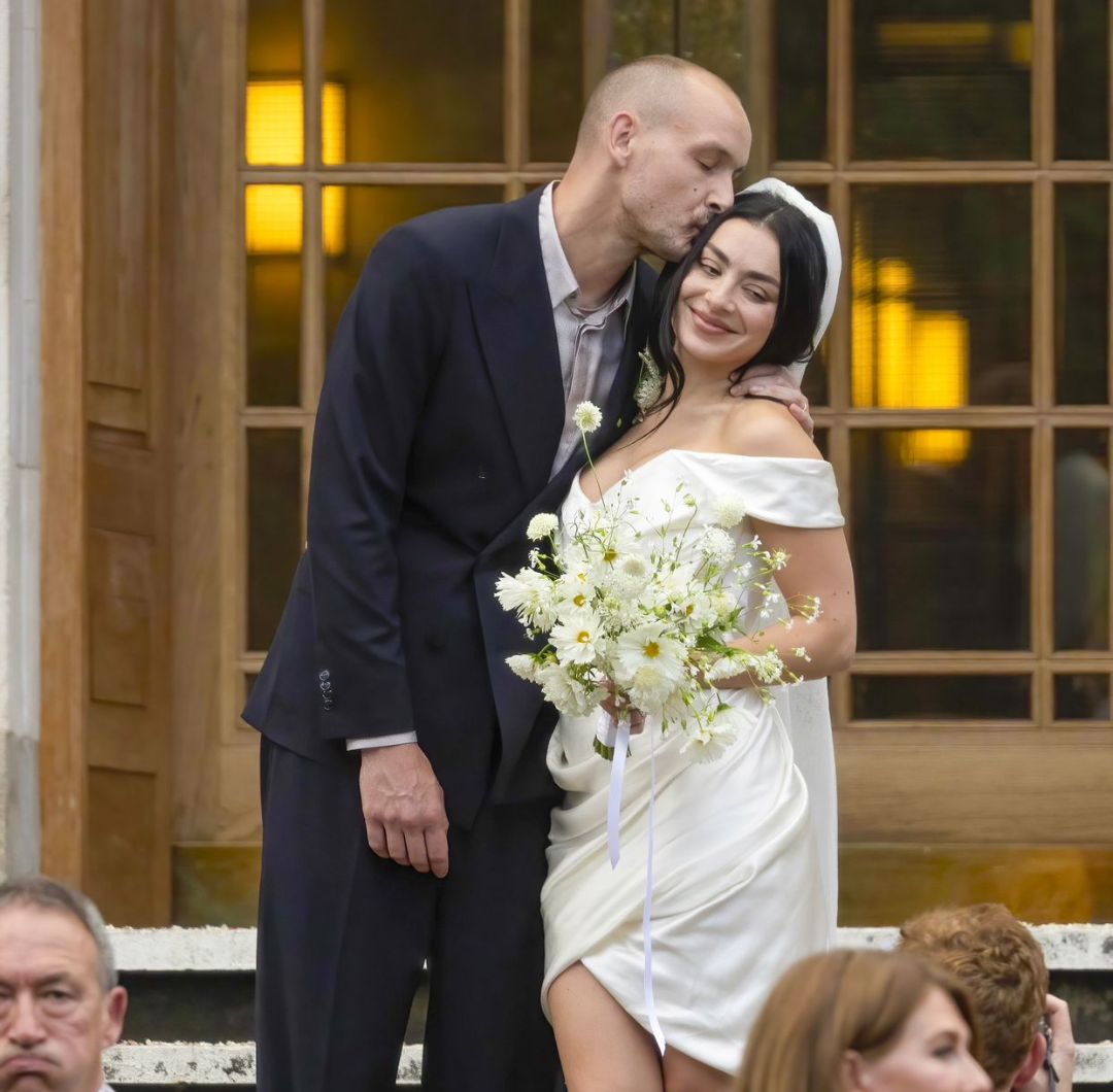 Lo tradicional no hace parte de la cotidianidad de Charli XCX y George Daniel, y así lo demostraron en su matrimonio.