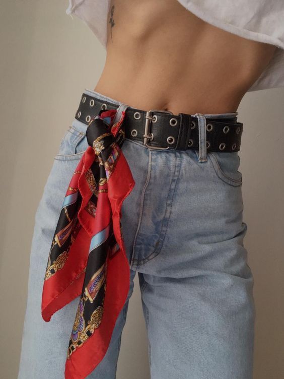 Los pañuelos como cinturones se adaptan a vestidos, pantalones y faldas para dar color y estructura.