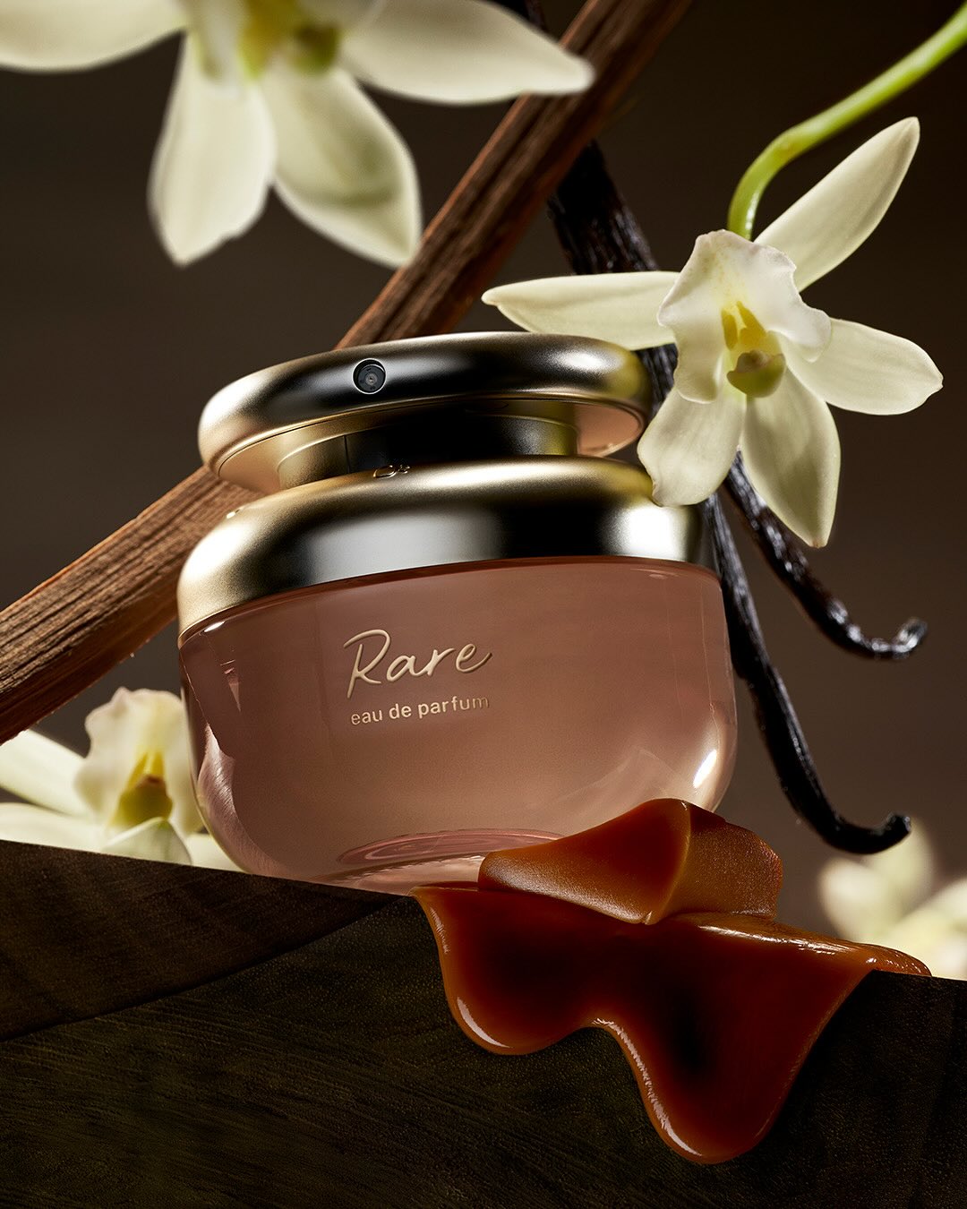 Selena Gomez anuncia el lanzamiento de su propio perfume con Rare Beauty