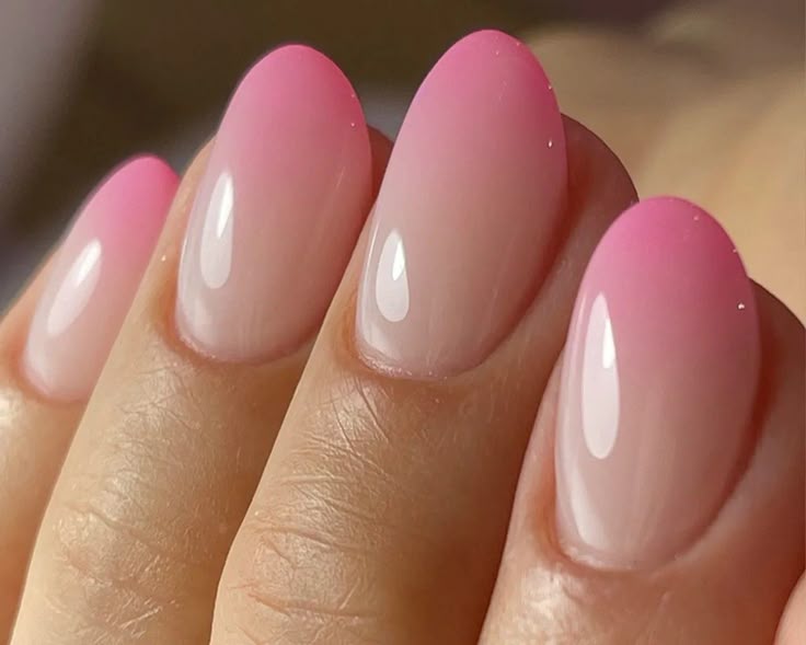 Uñas agua de rosa: la manicura minimalista que conquista redes sociales