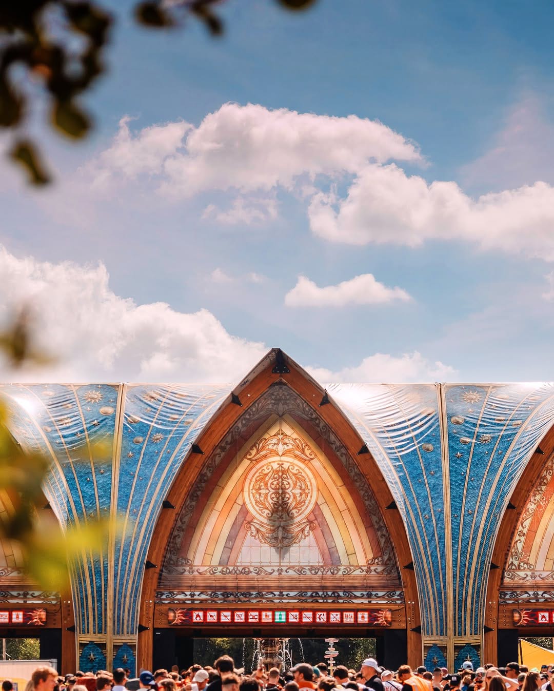 El Mainstage de Tomorrowland fue consumido por el fuego en la víspera del festival. No hubo heridos y no se suspenderán los shows.