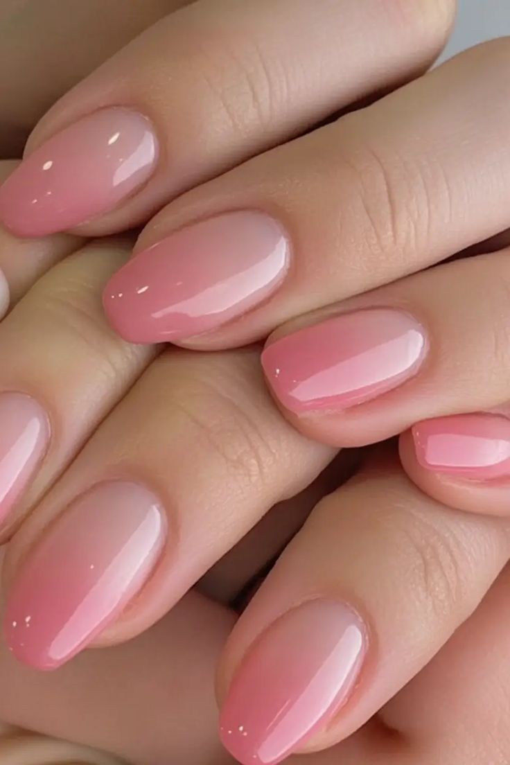 Las uñas agua de rosa destacan por su estética suave, su frescura visual y su versatilidad en todo tipo de estilos.