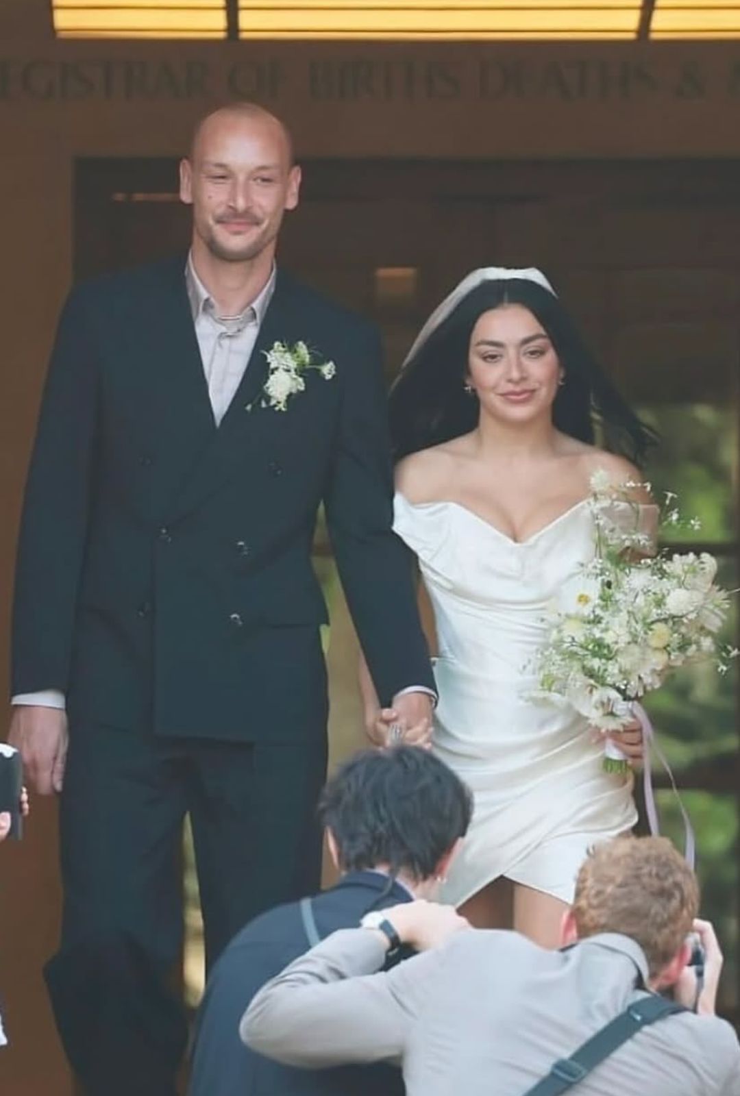El vestido de novia de Charli XCX: así fue su look nupcial