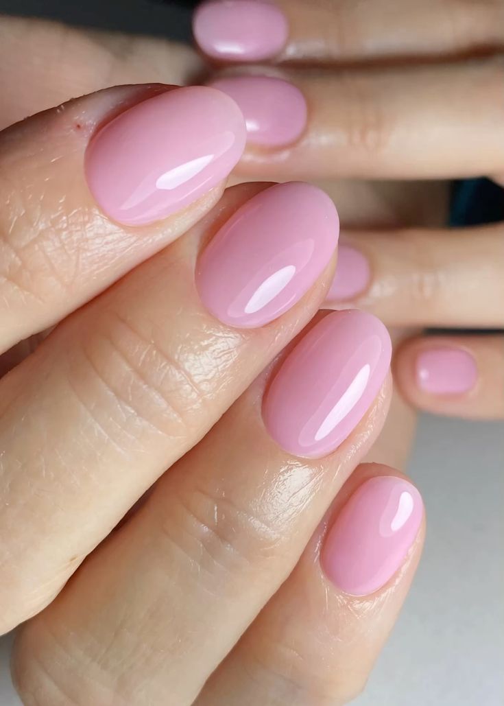 Uñas agua de rosa: la manicura minimalista que conquista redes sociales.