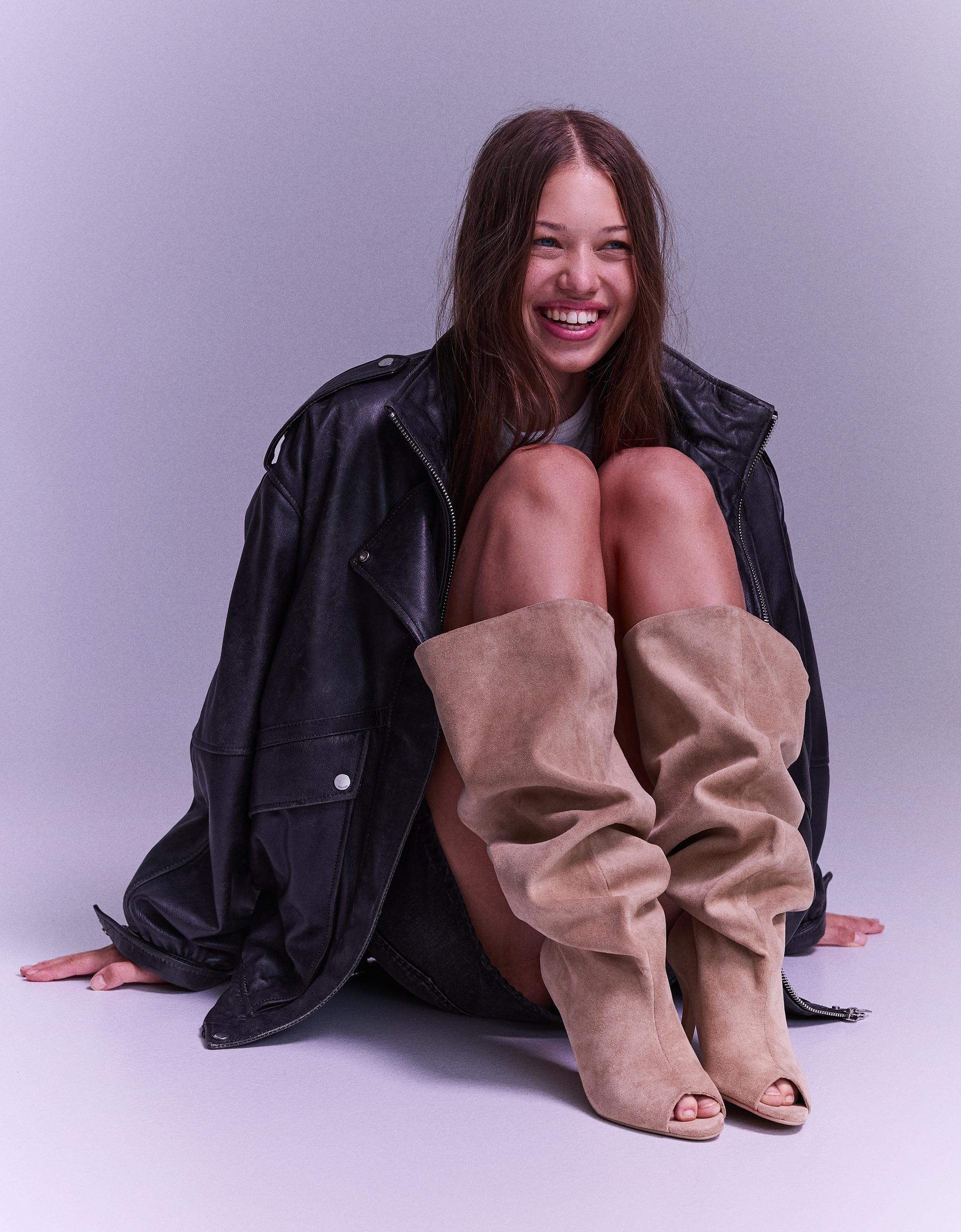 Los zapatos en tendencia para otoño 2025 juegan con colores tierra, acabados en charol y siluetas clásicas renovadas.