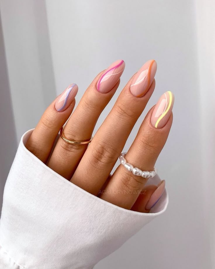El manicure en tonos pastel domina la temporada con propuestas que van desde lo minimalista hasta lo expresivo.