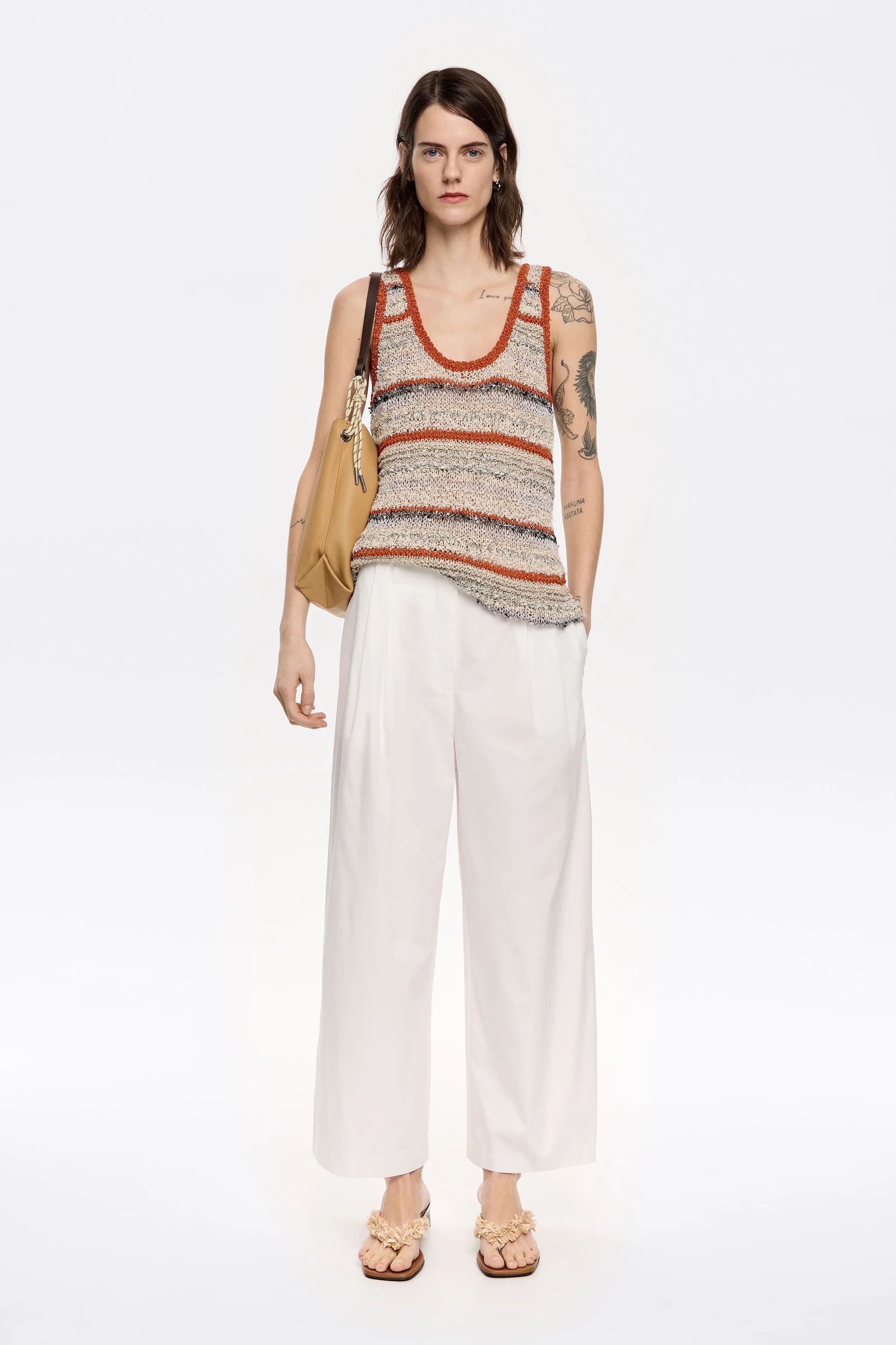 Siempre vigentes, los pantalones blancos son un comodín atemporal que se adapta a cualquier estilo personal.