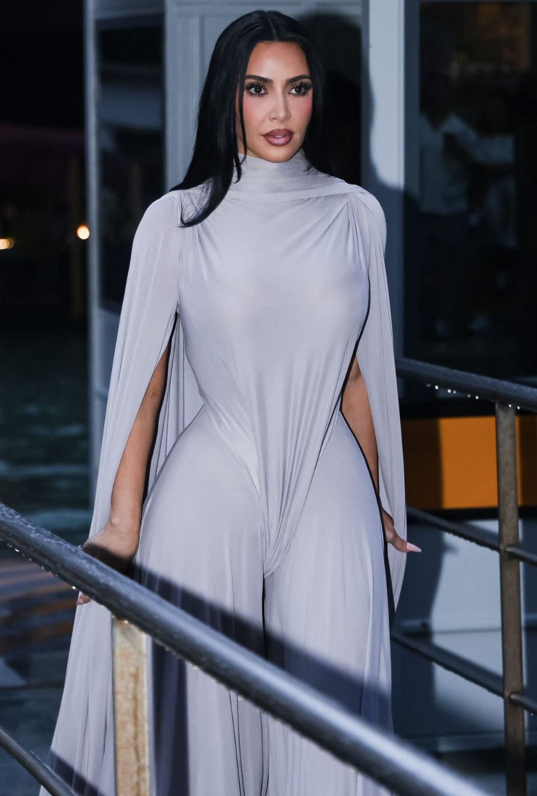 Kim Kardashian deslumbra con Margiela en los premios DVF 2025