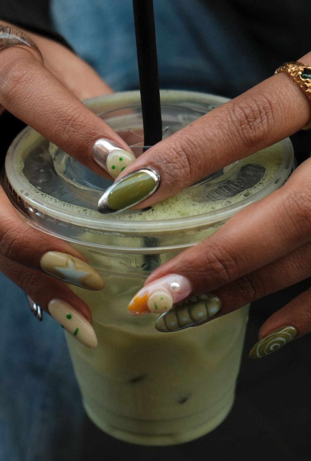 Uñas en tendencia otoño 2025: colores y diseños de moda