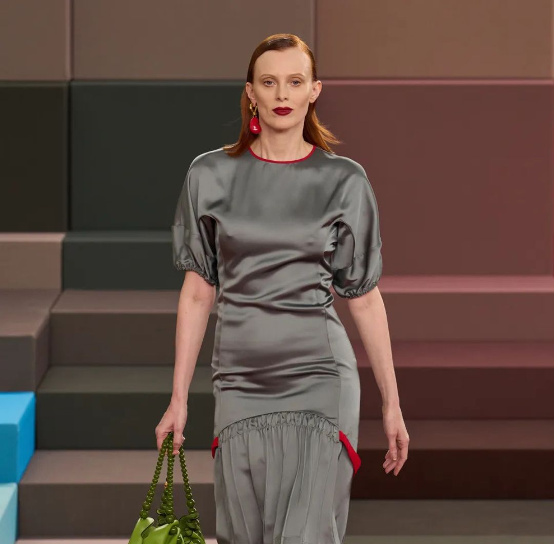 La colección primavera-verano 2026 de Fendi apuesta por el color, la creatividad y la elegancia contemporánea.