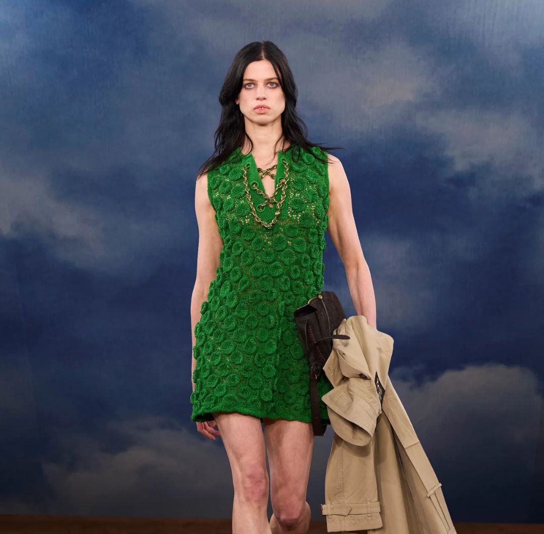 Burberry cerró la Semana de la Moda de Londres con un desfile breve y lleno de energía que devolvió frescura y fuerza a la casa británica.