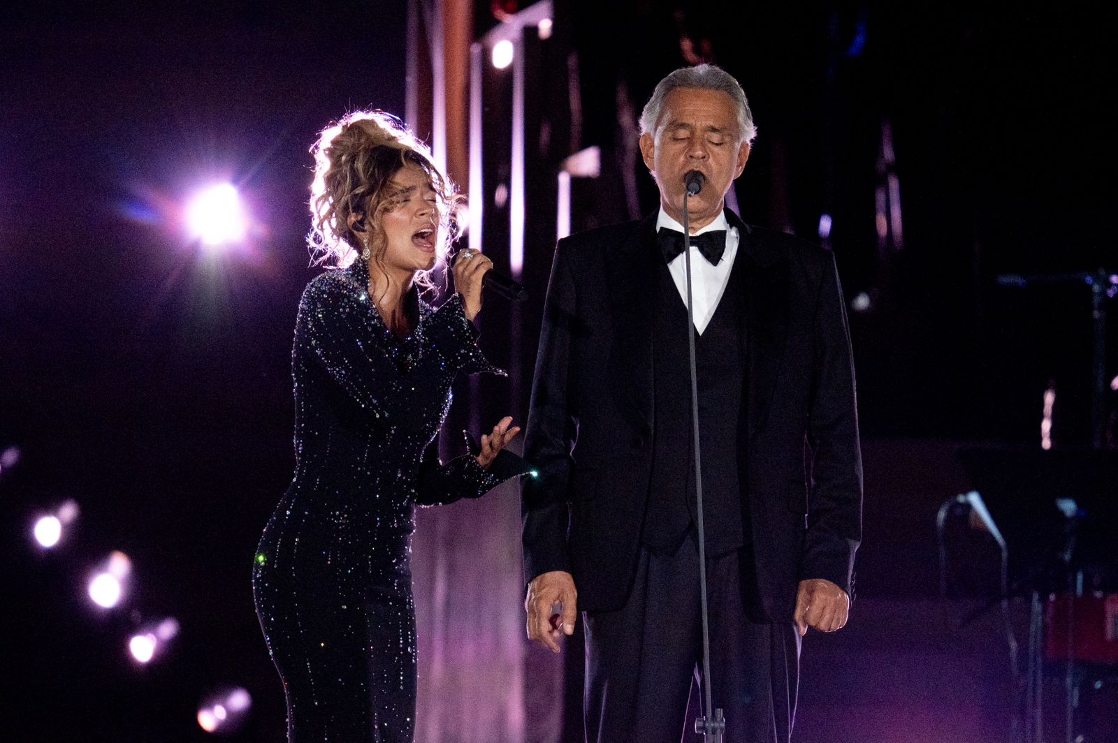 Karol G y Andrea Bocelli. Massimo Valicchia NurPhoto NurPhoto via AFP