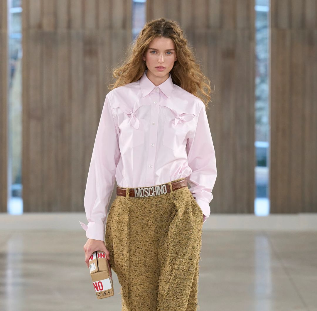 Moschino presenta su colección de primavera 2026: la reutilización como protagonista