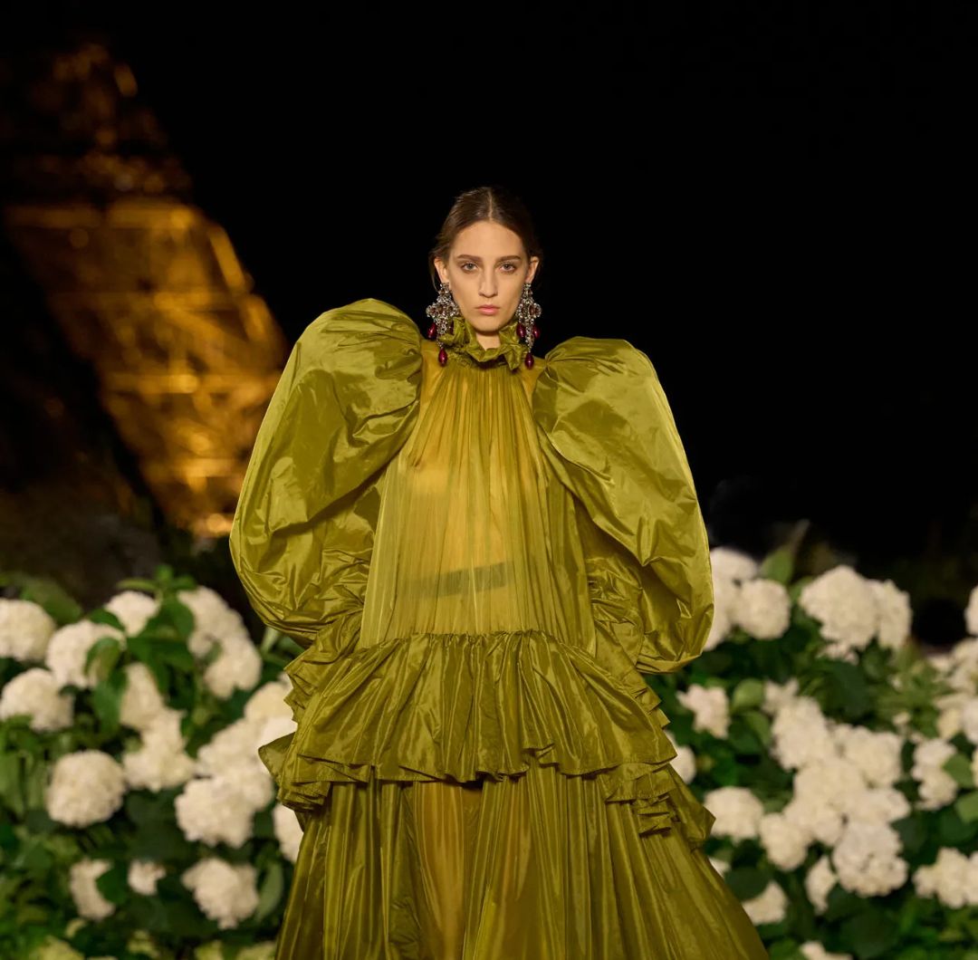 Saint Laurent presentó una colección primavera-verano 2026 con siluetas estructuradas y un front row de supermodelos.