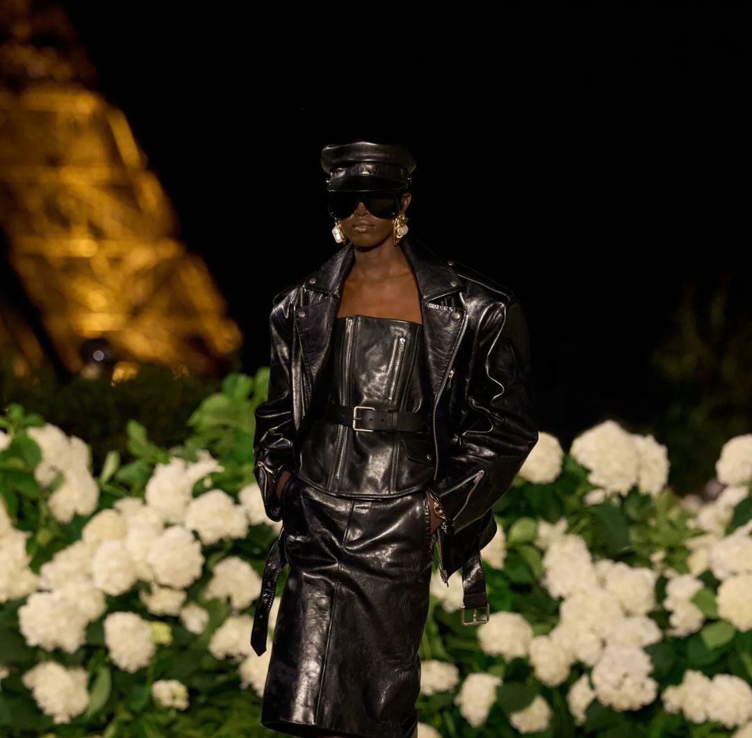 Saint Laurent presentó una colección primavera-verano 2026 con siluetas estructuradas y un front row de supermodelos.