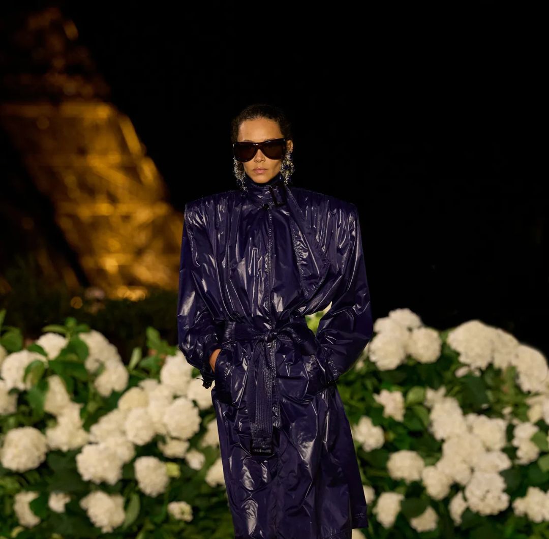 Saint Laurent presentó una colección primavera-verano 2026 con siluetas estructuradas y un front row de supermodelos.